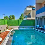 4 Bedroom - 9269 *